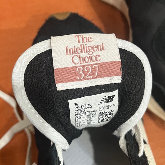 New Balance327 Sneaker Suede Leather upper Retro and Modern Look Black White 7.5 - Picture 13 of 15
